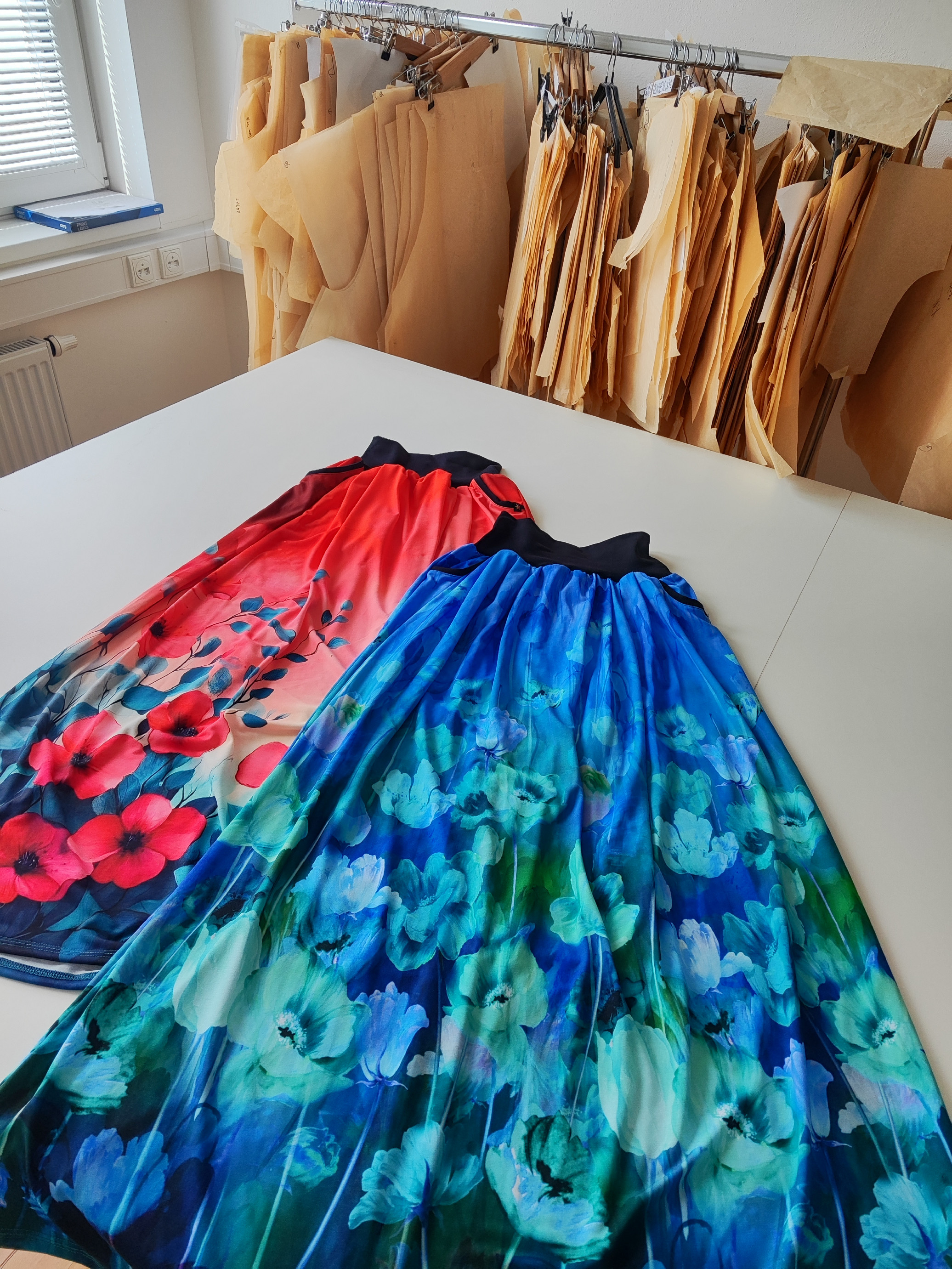 dlouhá áčková sukně se sklady Helene červenomodrá květovaná